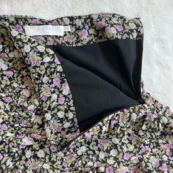 ASTR Floral Smocked Mini Skirt (NWOT) - Picture 3 of 13